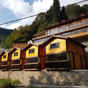 Öndekiler bungalow, hepsi iki katlı, altı salon gibi, üstlerinde 2'şer oda. Üstteki de restoranı