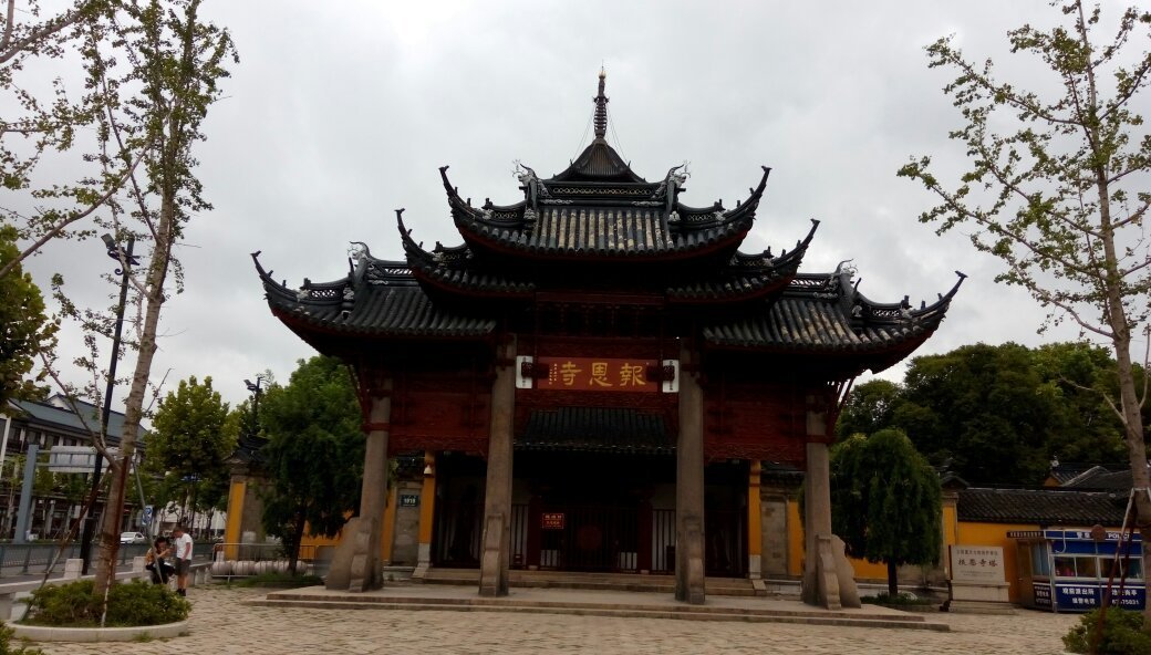 Fogo e Água no Templo Escuro em Tela Cheia