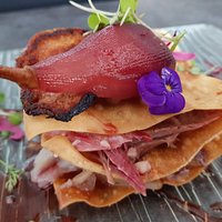 Milhojas de confit de pato y peras al vino de Oporto