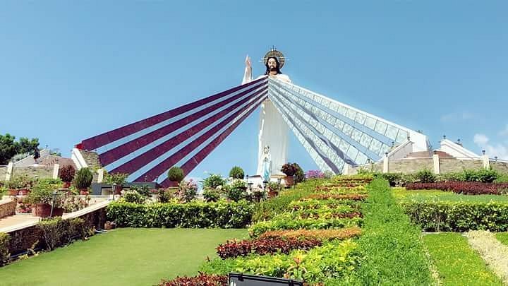 Statue of the Divine Mercy image