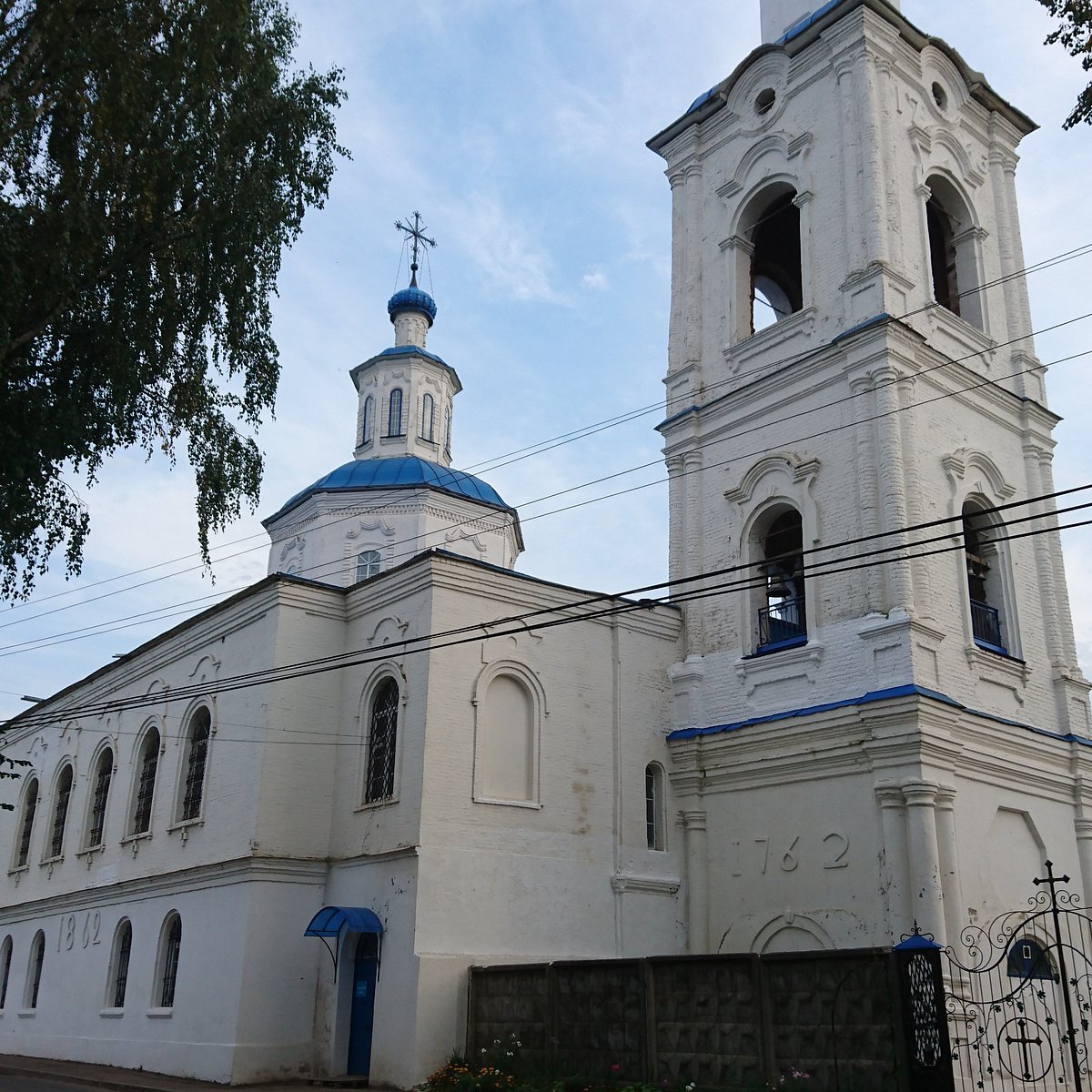 Храм введения вязьма. Церковь введения во храм Пресвятой Богородицы Вязьма. Церковь введения во храм Пресвятой Богородицы в Вязьме картинки. Церковь ведения Вязьма фото. Церковь около первой школы Вязьма.