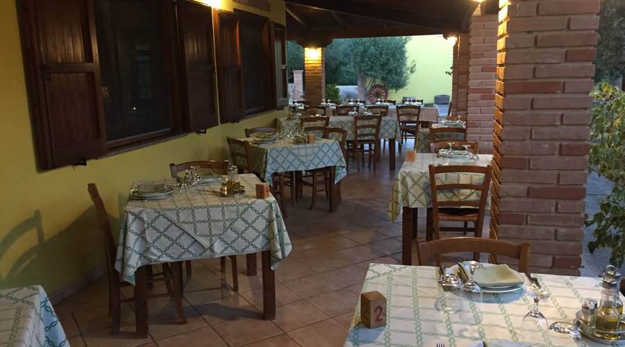 i tavoli sotto il porticato
