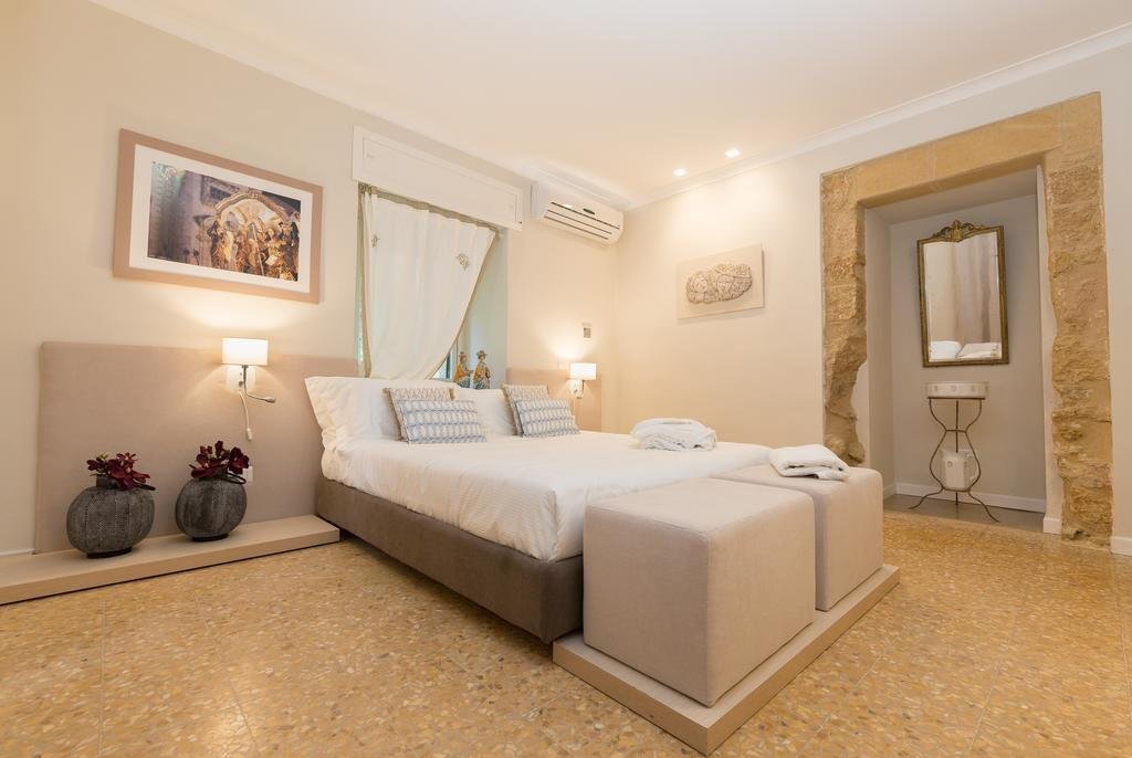 B&B PALAZZO TARANTO LUXURY ROOMS - Prices & Specialty B&B Reviews ...