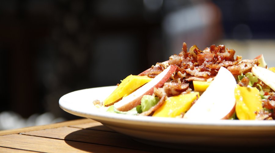 Ensalada Caribe. Lechuga, mango, manzana, queso manchego, nuez de la india y tocino.