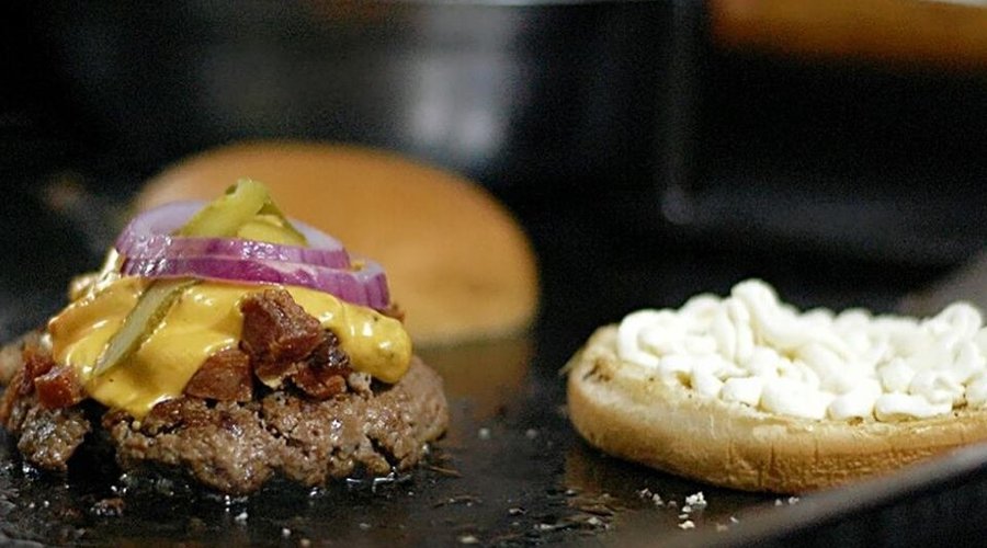 Hambúrguer com bacon.