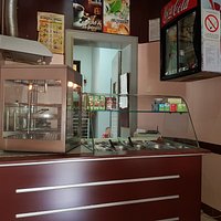 Alo-Alo sendvičara je osnovana u Pančevu početkom 90tih godina.