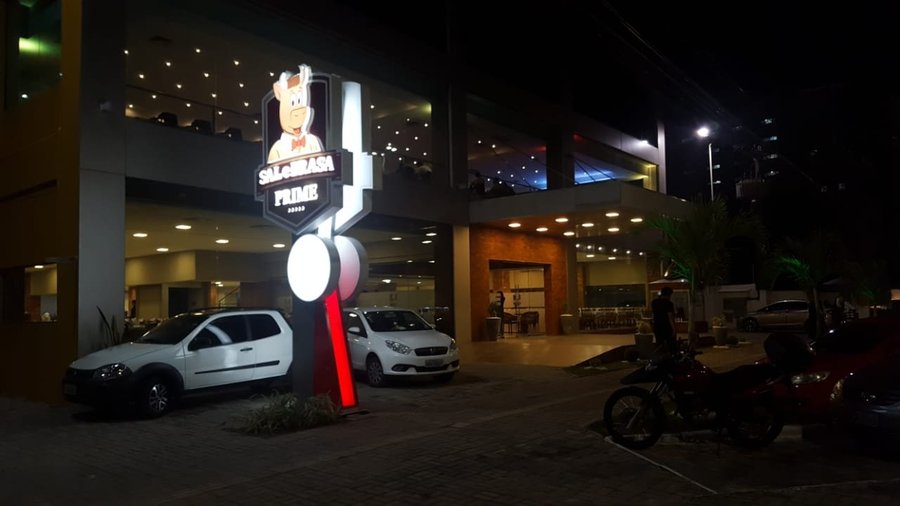 Fachada à noite