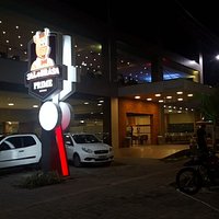 Fachada à noite