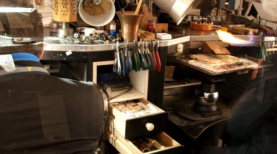 Laboratorio di idee ed esperienze vissute. Creo Gioielli sartoriali su misura.
