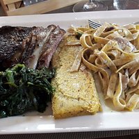 Il piatto unico: fettuccine ai porcini, costolette alla griglia, spinaci in padella e polenta