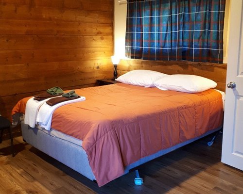 PARK GATE CHALETS (Canmore, Alberta) - Campground Reviews & Photos ...