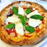 La nostra bordy,cornicione ripieno di ricotta, pomodoro San Marzano, mozzarella di bufala, regin