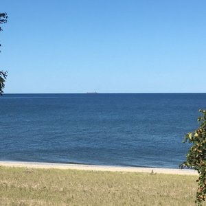 A beach in the Midwest? Say less! 📍Find 12th Street Beach on the Chic