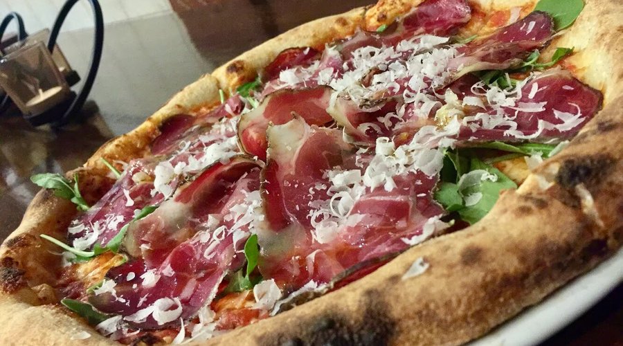 Pizza "Italiana"- base margherita com rúcula, presunto fresco, raspas de parmesão e um fio de az