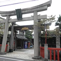入口の鳥居。よく見るとすぐ後ろにも小さい鳥居?がありました。
