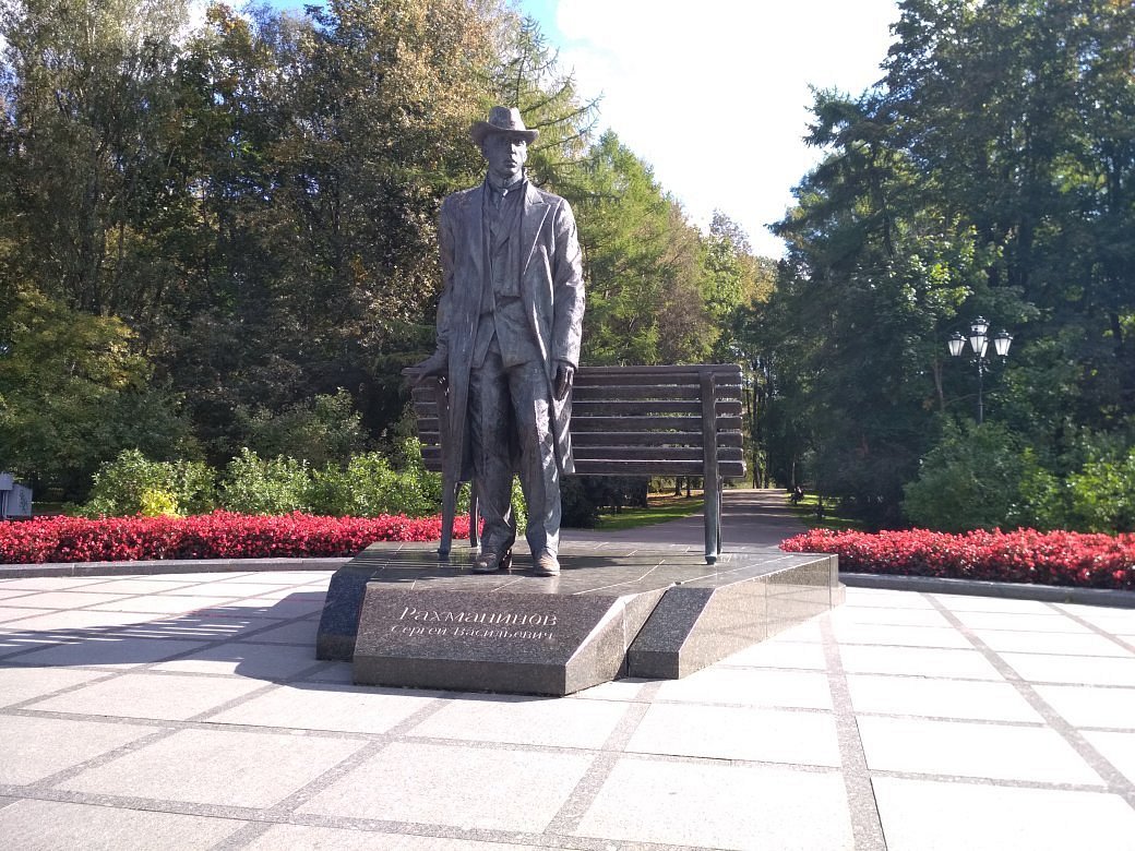 Памятник Рахманинову в Великом Новгороде. Кремлевский парк Великий Новгород памятник Рахманинову. Памятник Рахманинову в Москве.