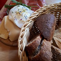 Speck and cheese platter with assorted breads
