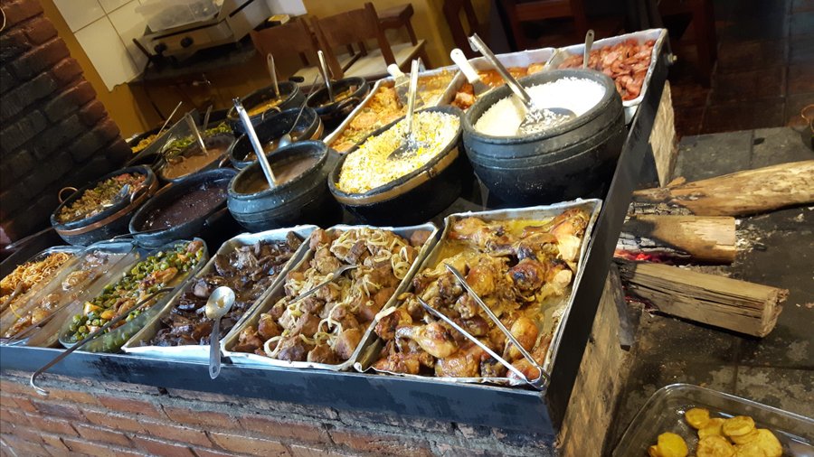 Comida mineira, servida no fogão à lenha.