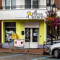 La popote à Cédric sur la place principale, face à la Mairie