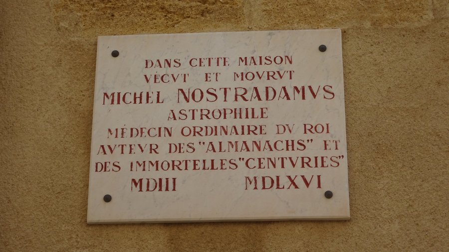 à l'entrée de la maison de Nostradamus