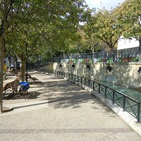 Le square avec sa fontaine