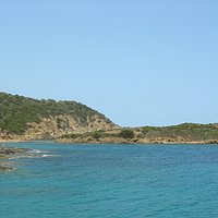 L'isola su Cardulino su cui si trovano resti di mura
