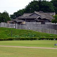 敷地も建物も素晴らしい復元です。
