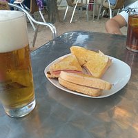 Exterior, terraza y cervecita con buen aperitivo.