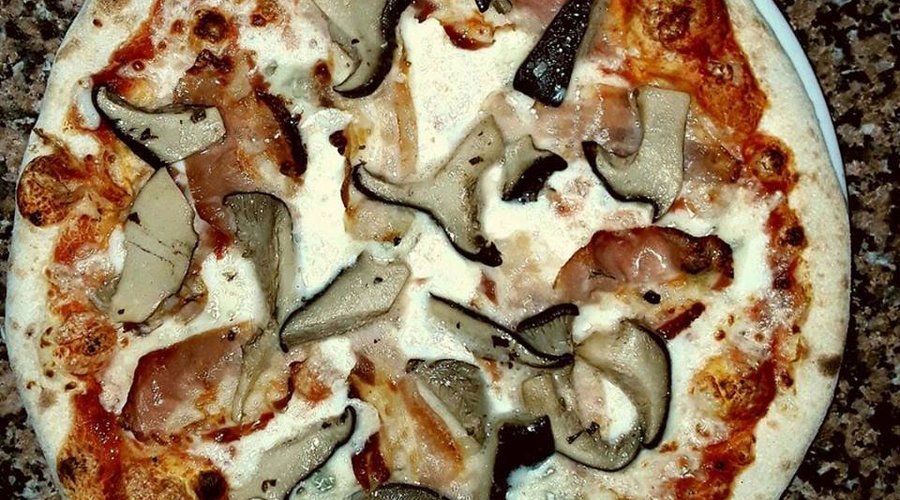 Pizza "antunna" pancetta e gorgonzola