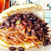 Carne mechada con frejol negro.