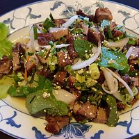 ESSEN NACH DEM EINKAUF
IN WASANA'S THAI KITCHEN:
ENTENBRUSTSALAT MIT MINZE, LAUCHZWIEBELN, ZWIE