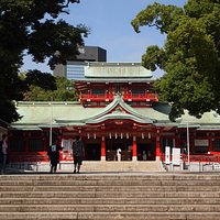 石段の脇にスロープがあり、バリアフリー