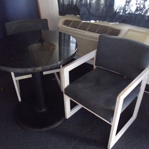 cadeira manchada e quarto com mau cheiro