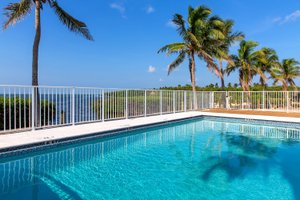Pool & Beach