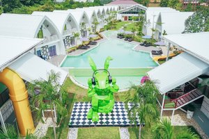 Dash Box Hotel Cyberjaya in Cyberjaya, image may contain: Resort, Hotel, Pool, Villa