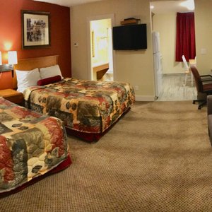 Family Suite/ Superior Queen Room