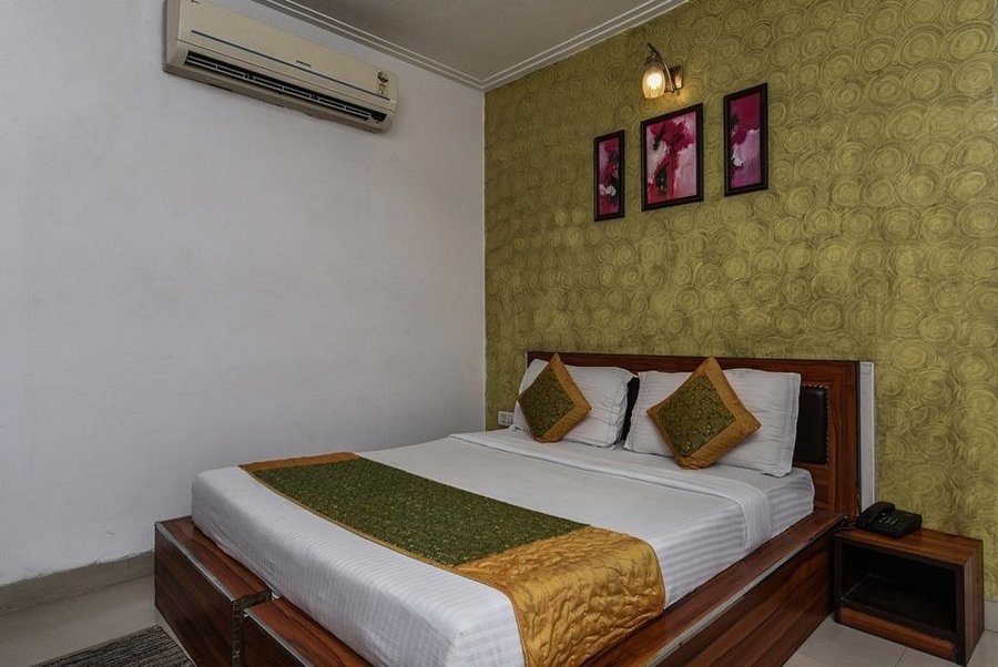 OYO 7655 PARADISE HOTEL  12     1  8    Prices Reviews New Delhi