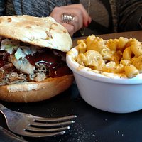 PULLED HOG & MAC & CHEESE