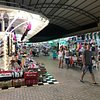 Bazar mit vielen Geschäften, überwiegend Kleidung und Souvenirs - Alara  Grand Bazaar, Okurcalar Reisebewertungen - Tripadvisor