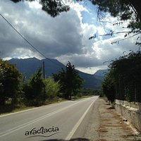 Ο δρόμος -Εθνική Οδός Σπάρτη-Καλαμάτας, λίγο πριν την είσοδο του Σαϊνοπούλειου