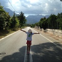 Ο δρόμος-Εθνική Οδός Σπάρτη-Καλαμάτας, λίγο πριν την είσοδο του Σαϊνοπούλειου