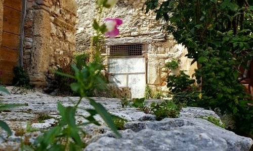 Alle spalle della piazza principale