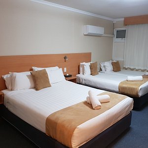 Ciloms Airport Lodge in Tullamarine, image may contain: Furniture, Dorm Room, Bed, Bedroom