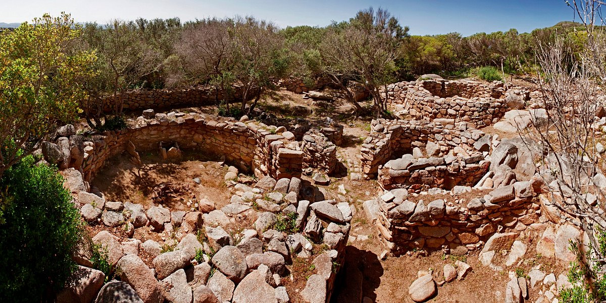 Le complexe nuragique de Lu Brandali est un site archéologique situé dans la municipalité de Santa Teresa Gallura (Sardaigne).