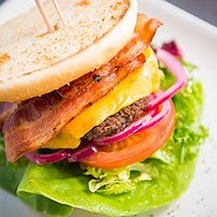 Riktigt god hamburgare med bacon, ost och perfekta frittes!