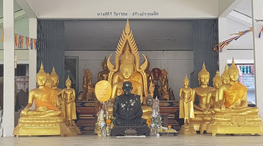Went to visit this temple and we were the only ones there.. The caves were closed. So out of sea