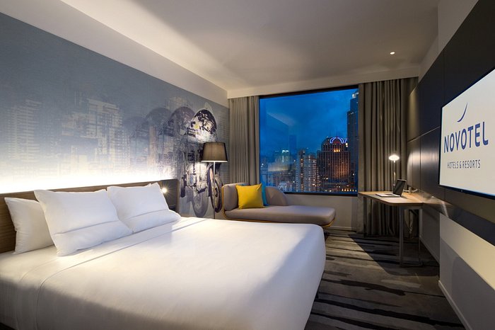 notre chambre avec la variation de lumière bleue - Picture of Night Hotel  Bangkok - Sukhumvit 15 - Tripadvisor