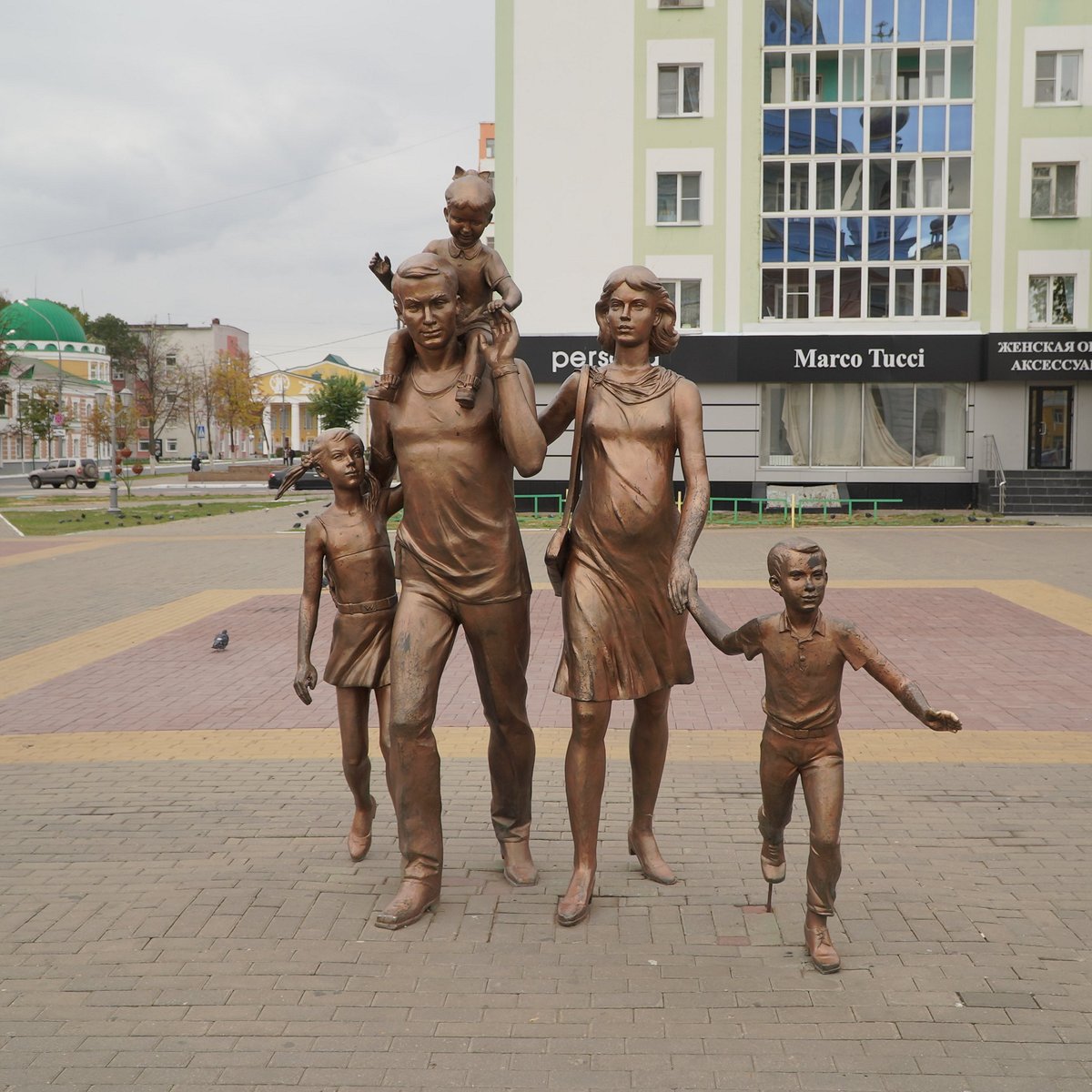 Памятник семье. Статуя семьи Саранск. Памятник многодетной семье в Саранске. Мордовия памятник семье. Памятник семье Саранск рисунок.