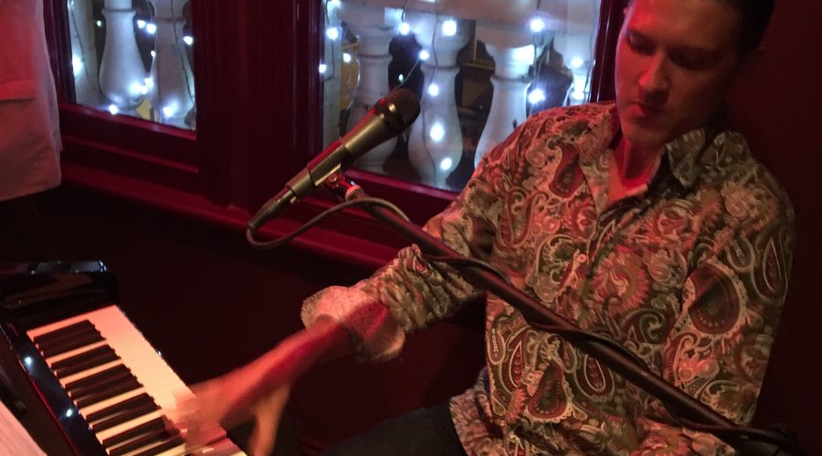 Robin P-iano introduced the request- and sing along-driven piano bar concept to De Luca and Camb