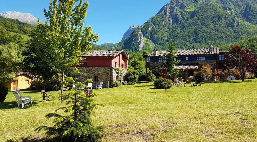 Casas rurales Valle de Bueida jardín